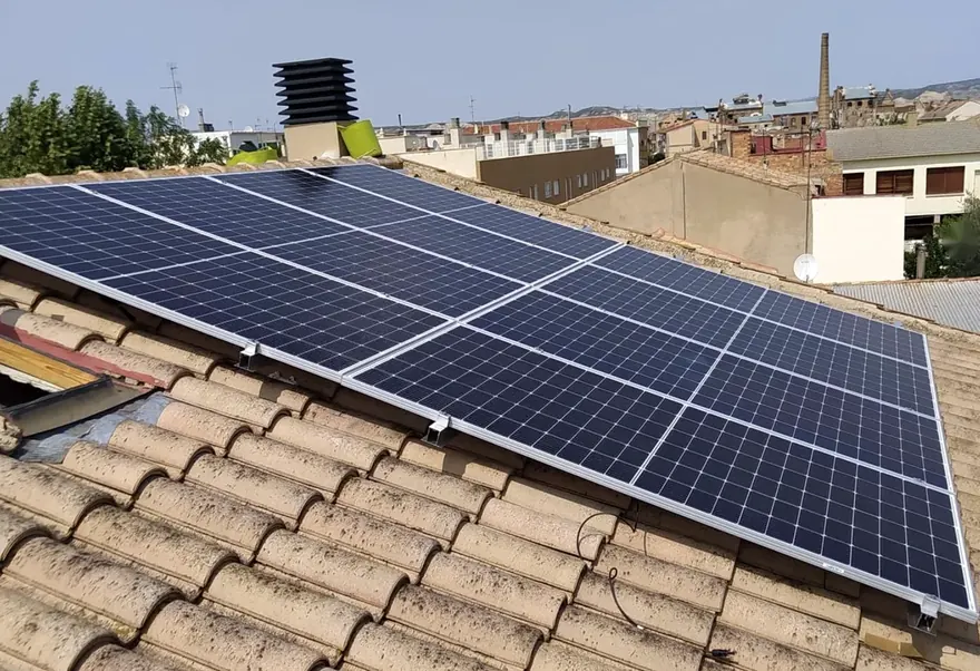Instalación de 8 paneles solares sobre tejado de teja en Alagón