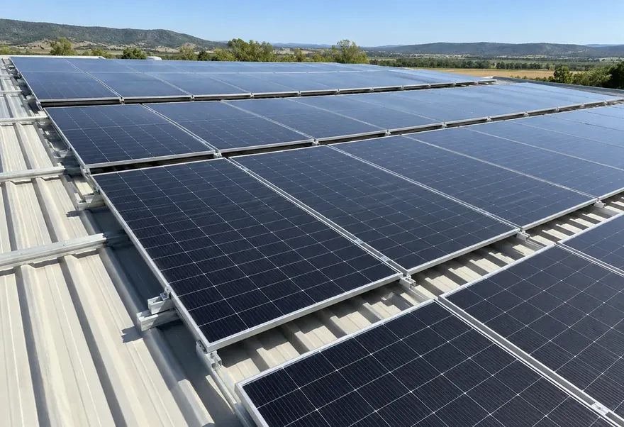 Instalación de 52 paneles solares sobre cubierta metálica en La Rioja